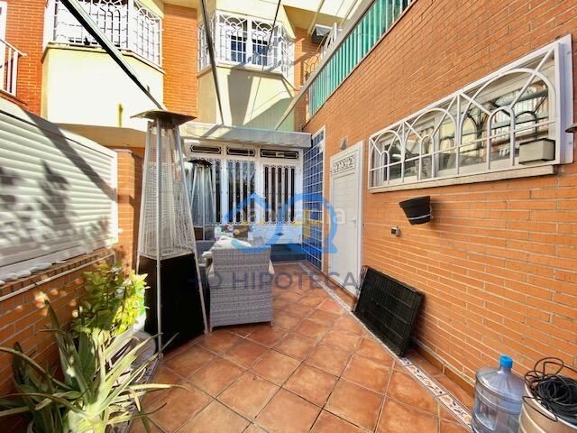 Foto 5d6df421-848d-49b8-84a6-0537248cbf76. Casa adosada mas que hipotecas vende en exclusiva chalet con piscina madrid en Parla