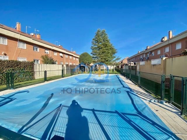 Foto 6c81891c-f4be-4c10-986a-7788d58a2bb3. Casa adosada mas que hipotecas vende en exclusiva chalet con piscina madrid en Parla