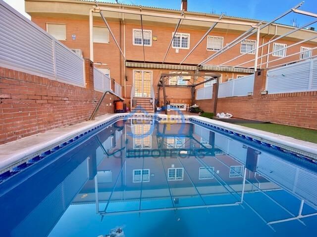 Foto 81f99cee-56f4-40fa-adae-48971f881076. Casa adosada mas que hipotecas vende en exclusiva chalet con piscina madrid en Parla