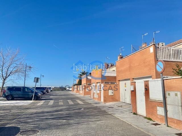 Foto 9a2f2ba9-7b90-4028-a616-739faf578e1f. Casa adosada mas que hipotecas vende en exclusiva chalet con piscina madrid en Parla