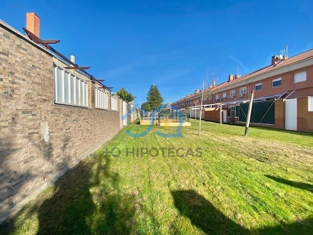 Foto 9dc2c4cd-f349-4c56-baa5-88f5e0f814fa. Casa adosada mas que hipotecas vende en exclusiva chalet con piscina madrid en Parla