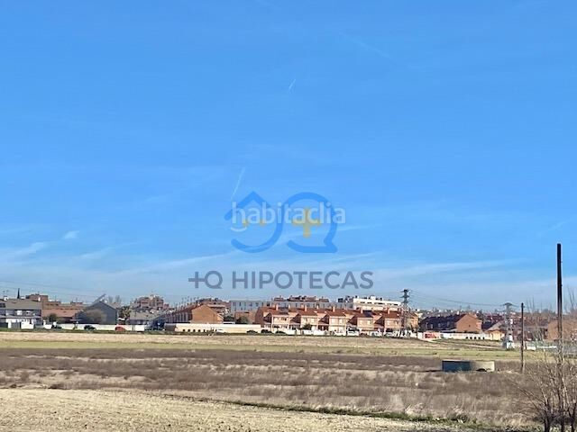 Foto e0a5e076-0895-4304-9fdc-ed9d86404ebb. Casa adosada mas que hipotecas vende en exclusiva chalet con piscina madrid en Parla