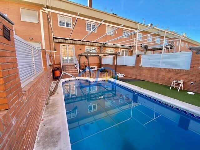 Foto e4a81c61-1b1f-475a-bdd0-3fef17a2cb03. Casa adosada mas que hipotecas vende en exclusiva chalet con piscina madrid en Parla