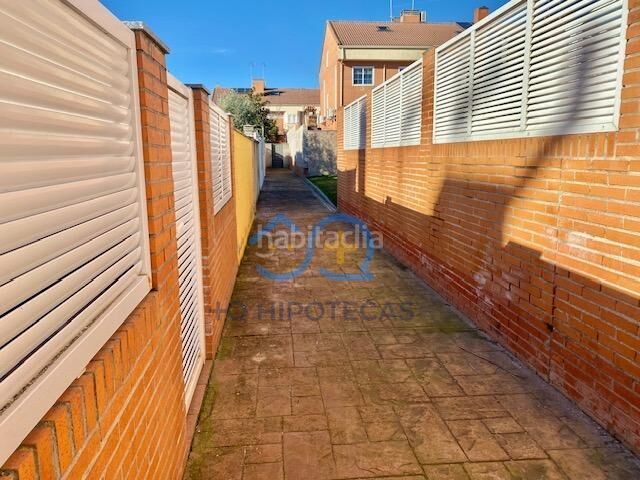 Foto e7baf084-a16f-4692-a1f0-160dff458eb3. Casa adosada mas que hipotecas vende en exclusiva chalet con piscina madrid en Parla