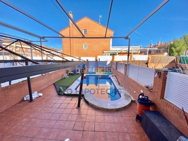 Foto eeaec16d-db1b-4a3c-8a1f-1a9d9b8598e6. Casa adosada mas que hipotecas vende en exclusiva chalet con piscina madrid en Parla