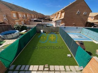Casa en Yuncos. Mas que hipotecas vende bonito chalet adosado en exclusiva en yu