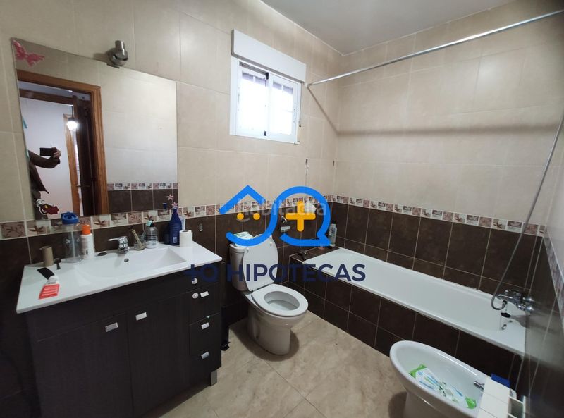 Foto 1add2555-e2ed-49b0-8cf2-ba9c0e59ea55. Casa aparellada amb aparcament a Yeles