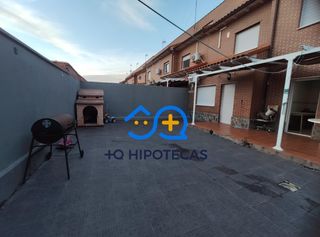Casa aparellada a Yeles. Mas que hipotecas vende en exclusiva precioso chalet en yeles