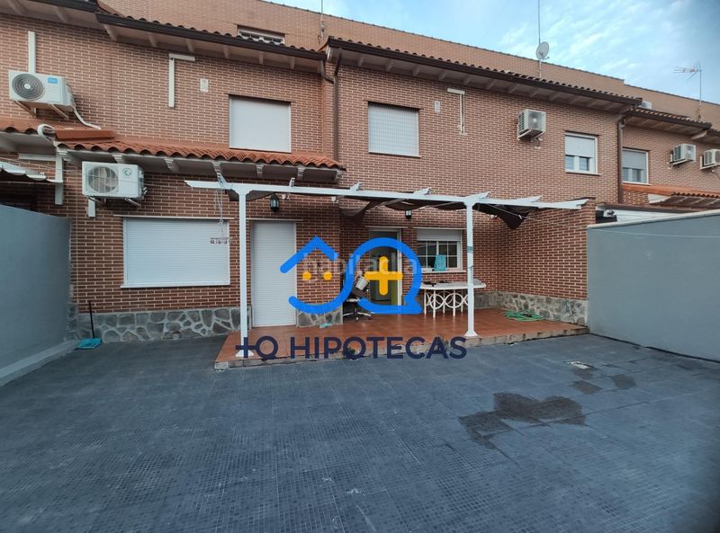 Foto 5936c6f4-8091-4eab-b84a-171d91f49d58. Casa aparellada amb aparcament a Yeles