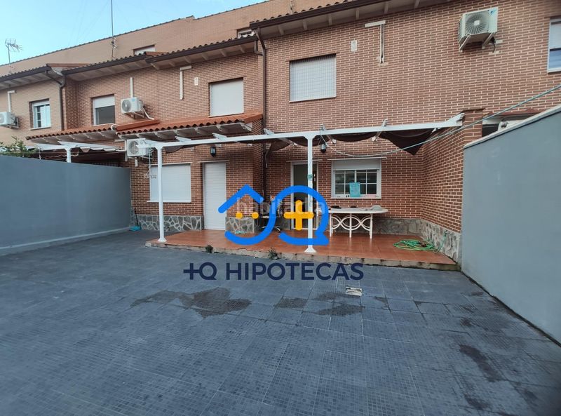 Foto d00feb6f-d4ab-44aa-8dd4-4640ec574466. Casa aparellada amb aparcament a Yeles