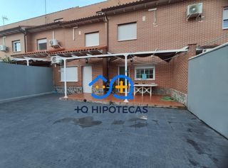 Doppelhaus en Yeles. Mas que hipotecas vende en exclusiva chalet reformado en yeles