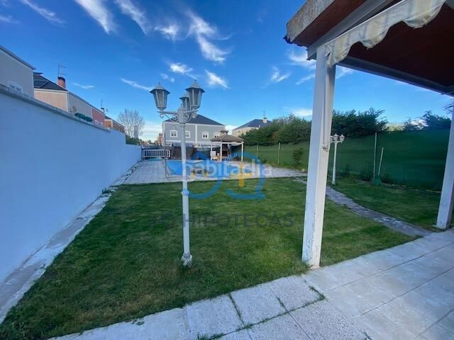 Foto 353c4083-e1fd-4f50-b59e-fdd5da5d6c83. Casa aparellada amb calefacció aparcament a Ugena