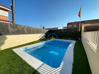Maison jumelée à Numancia de la Sagra. Mas que hipotecas vende chalet de esquina con piscina en numanci