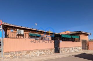 Xalet  Camino mora. M�s que hipotecas vende en exclusiva casa baja reformada en urda