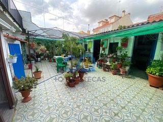 Rez-de-chaussée à Estación-Cruz Roja. Mas que hipotecas vende casa en el centro de illescas con patio
