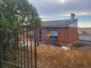 Haus in Otero. Venta de casa con parcela en otero toledo