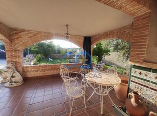 Chalet en Yuncos. Venta de chalet independiente  con jardin y piscina en yuncos