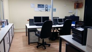 Alquiler Oficina en Carrer francesc layret, 75. Oficina instalada y amueblada