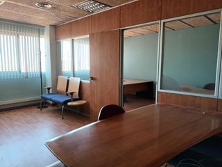Alquiler Oficina en 16. Oficina alta, luminosa y amueblada.