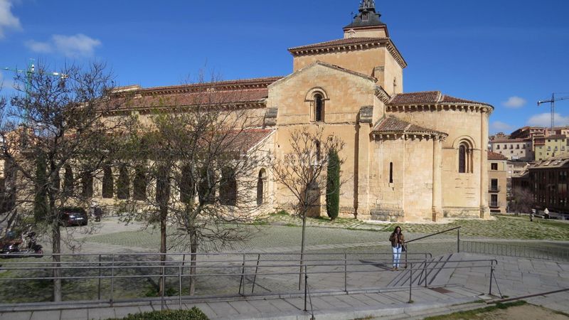 Foto a4a63732-8f7f-4962-ab48-ff0362c15232. Aparcament cotxe a Centro Segovia
