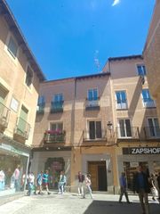 Rent Flat in Plaza Mayor - San Agustín. Alrealty alquila habitaciones premium en calle real, segovia