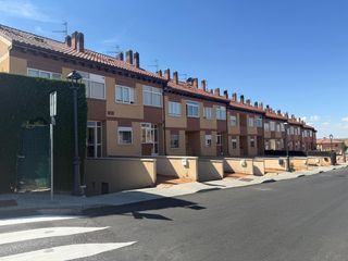 Chalet in Espirdo. Venta de chalet adosado