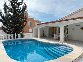 Chalet en Calle magnolio p c 24. Chalet con piscina en pinar de campoverde