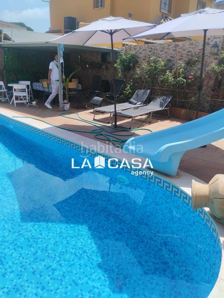 Foto cf32c06c-3dd1-4e39-bd89-93aeaf6cab06. Chalet impresionante chalet con piscina en parcela de 500m2 en Algeciras