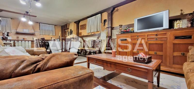 Foto d46de6db-c253-4224-b674-ae0ff5024a39. Casa amb calefacció aparcament piscina a El Berrocal Valladolid