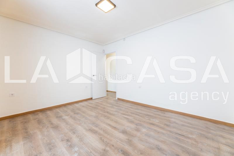 Foto 52a178de-6d72-46a7-b43a-cad90cb29a19. Piso  reformado y muy luminoso en zona universitaria carrer de campoamor, en Valencia