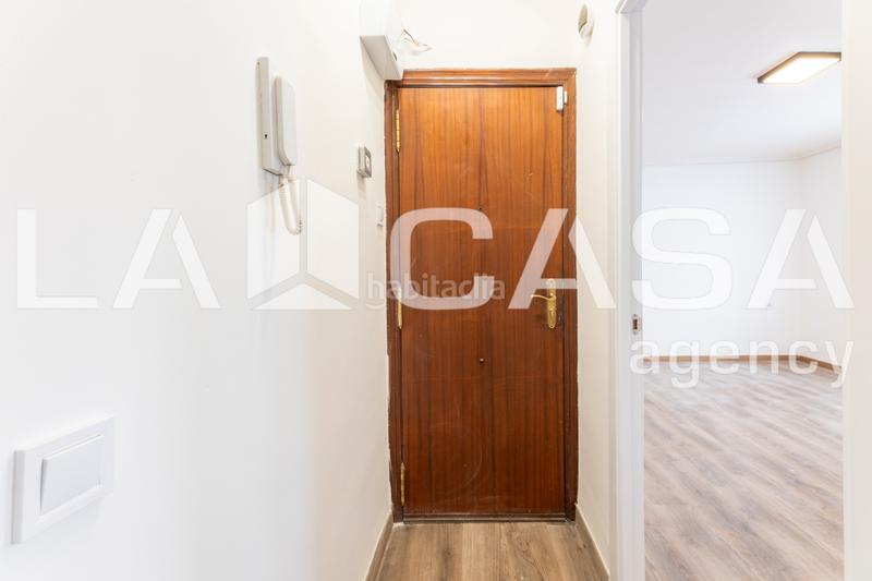 Foto b74d4c19-a685-4e98-9c90-0cfbfafe00ec. Piso  reformado y muy luminoso en zona universitaria carrer de campoamor, en Valencia