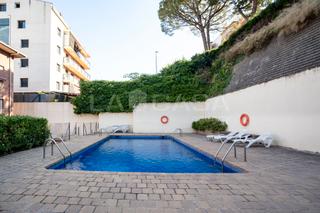 Pis  Carrer josep maria de sagarra. Piso exterior casi nuevo con terraza, jardín y parking  carrer j