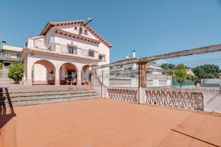 Maison  Carrer santiago rusiñol. Vivienda ideal para dos familias en canovelles  367 m construido