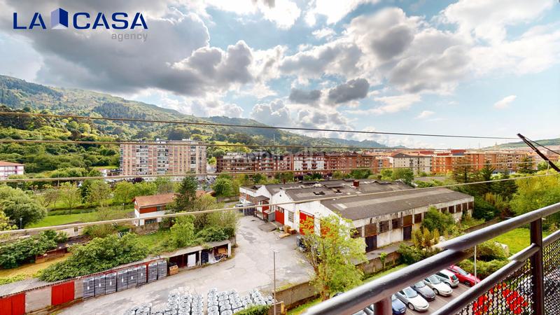 Foto 2f7f97b5-02f4-4fa5-a31b-3500caa27a9f. Piso  en venta en calle luis de castresana en Valle de Trápaga - Trapagaran