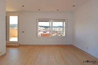 Àtic  Avinguda del paral·lel. Ático con terraza, vistas a montjuïc y orientación sur  a solo 3