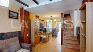 Casa aparellada  Calle del pez. Casa de 2 plantas con gran terraza y vistas en catarroja