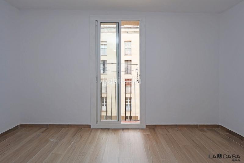 Foto f8858748-a53a-4f14-8091-2240f9143a94. Piso  refromado en Raval Barcelona