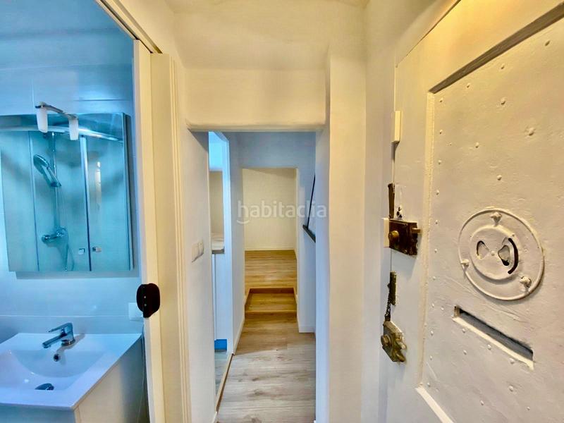 Foto a666ee2d-d861-4f64-a88f-b47617f54d27. Piso atención inversores! estudio reformado en entresuelo con ascensor! en Barcelona