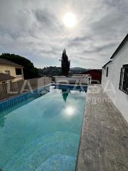 Maison à Residencial Park. Casa con piscina y jardin