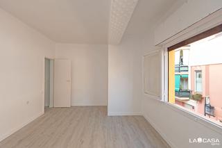 Appartement  Carrer constància. Piso semi reformado en buena zona