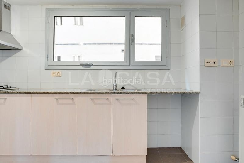 Foto 79c8899b-74fc-47a8-85cd-b40325772ee2. Appartement avec chauffage parking dans La Catalana Sant Adrià de Besòs