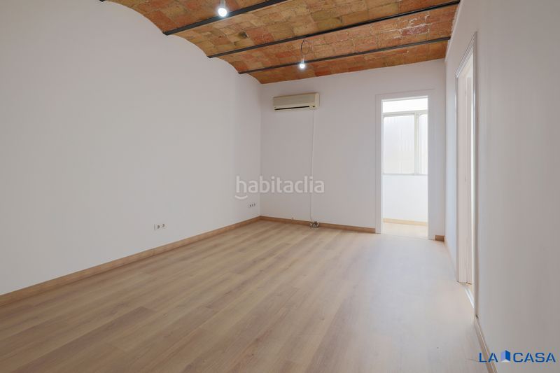 Foto 01e20718-57c3-4c1e-a24a-460cd2d7fc2a. Pis a Sants Barcelona