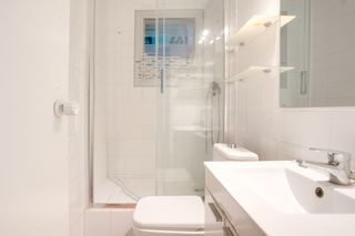 Pis  Calle pubilla cases, de la. La casa agency presenta acogedora vivienda exterior situada en u