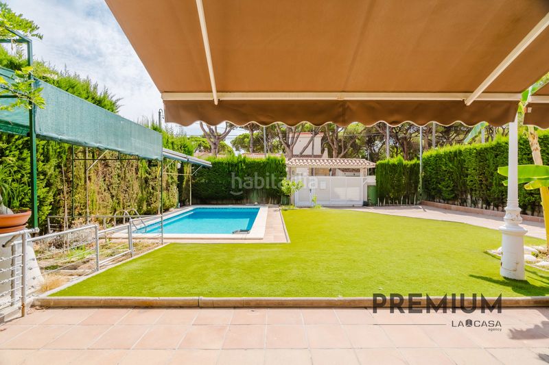 Foto 617ddb7c-0507-471e-a60c-c7a9151f803e. Casa amb aparcament piscina a La Pineda Castelldefels