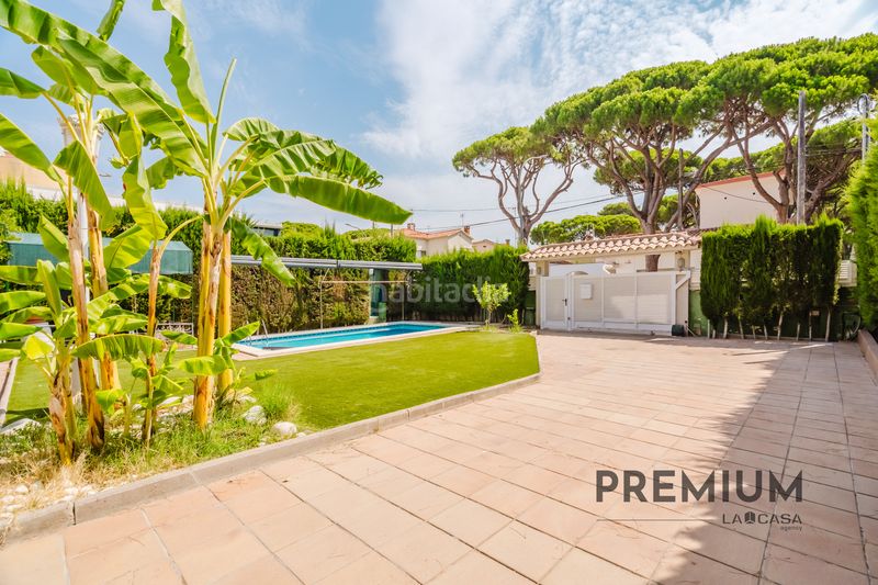 Foto b9fa5a53-3b7c-44e8-9f85-5b28da97fdb6. Casa amb aparcament piscina a La Pineda Castelldefels