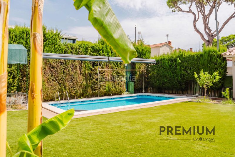 Foto c914adb6-eef5-4e67-aa47-49937650e0a7. Casa amb aparcament piscina a La Pineda Castelldefels