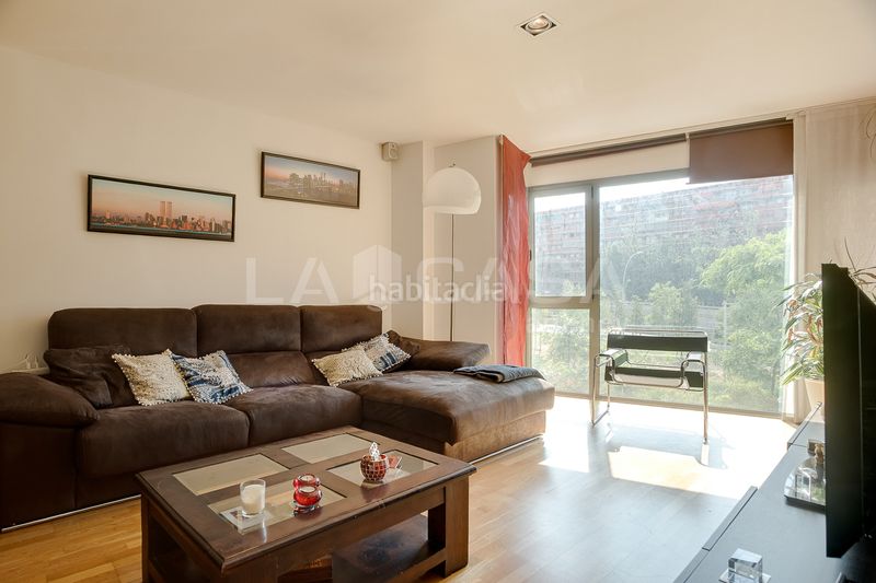 Foto e76d1cbd-3d43-4eb8-879d-a149045cceb1. Pis amb aparcament piscina a El Clot Barcelona