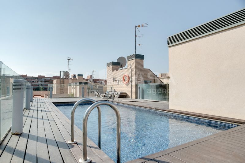 Foto e8e78d94-e2fb-4ec9-8fa0-3db957a3fb8f. Pis amb aparcament piscina a El Clot Barcelona