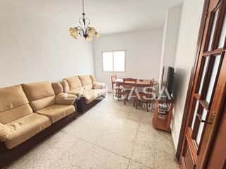 Planta baja  Calle rubí. Planta baja en agua marina con 129 m2, patio, terraza y garaje