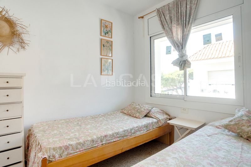 Foto 630a5460-4138-46ca-9369-642a06372f4f. Pis amb aparcament piscina a La Pineda Castelldefels